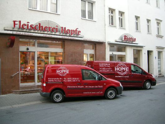 Bild Fleischerei Hopfe mit Lieferfahrzeugen Bild Fleischerei Hopfe mit Lieferfahrzeugen