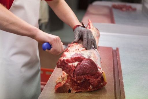 Feinzerlegung eines Roastbeefs zur Weiterverarbeitung zu Dry-Aged-Beef