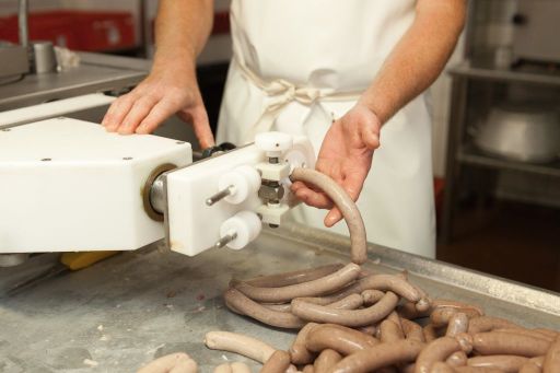 Abfüllen des Bräts in die Wurstdärme