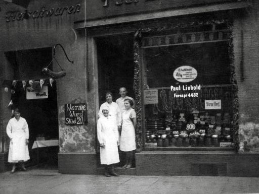 Angestellte vor der Fleischerei Liebold im Jahr 1935