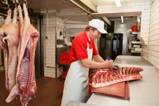 Feinzerlegung eines Roastbeefs zur Weiterverarbeitung zu Dry-Aged-Beef