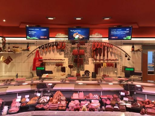 Fleisch- und Wursttheke mit Verkaufsraum-Bildschirmen